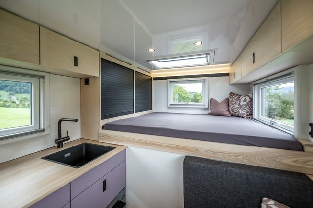 Grosszügiges ausfahrbares Bett für mehr Platz und Komfort. Ideal für Langzeitreisende.