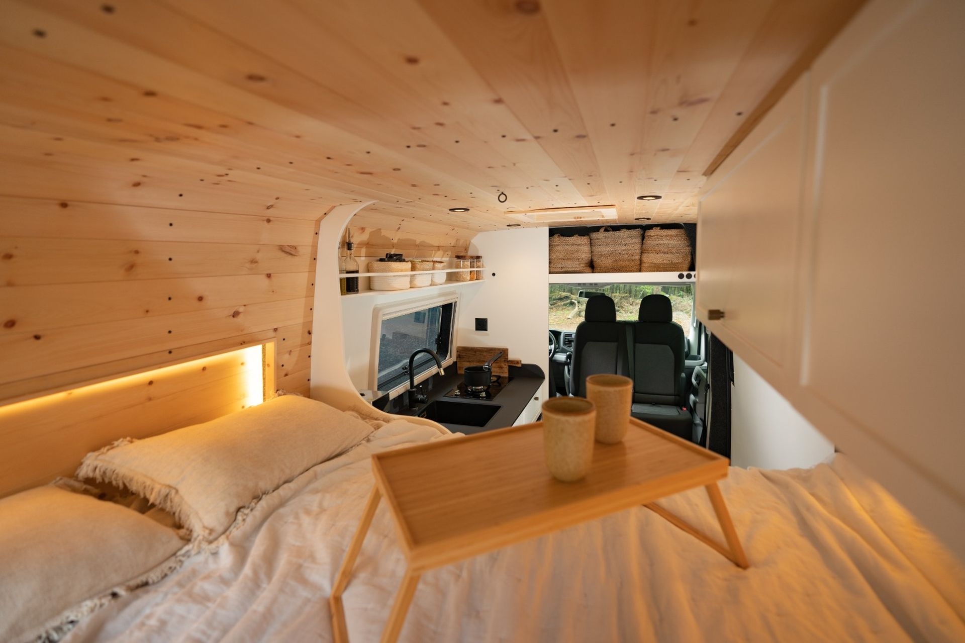 VW Crafter Camper Van Ausbau mit indirekter Beleuchtung, Drehkonsole und Ablage über Fahrerkabine