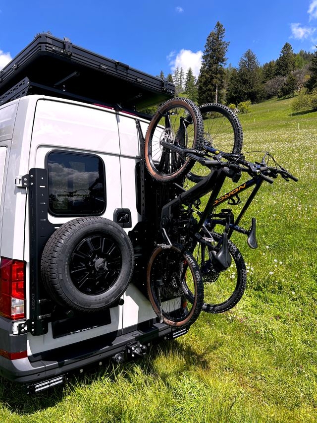 Hecktüren mit DSRT Modulen. Mit einem Bike Rack, dass auch schwere E-Bikes trägt. Daneben ist ein Reserverad montiert.