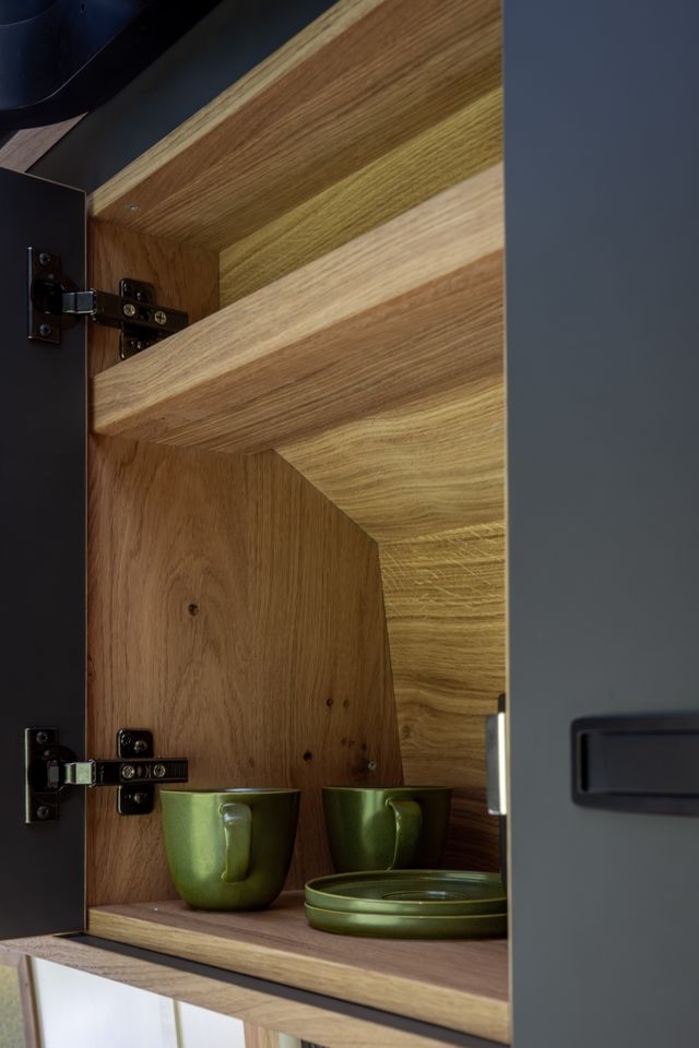 Schrank mit Teetassen