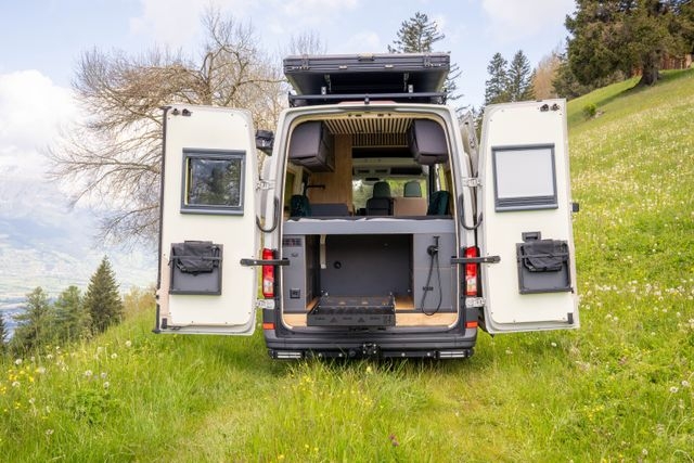MAN 4x4 Blick in die Garage und auf das darüberliegende Bett