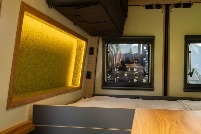 Auskleidung der Longsleeper mit einem Material aus Mos. Die Longsleeper werden mit dimbaren LEDs beleuchtet