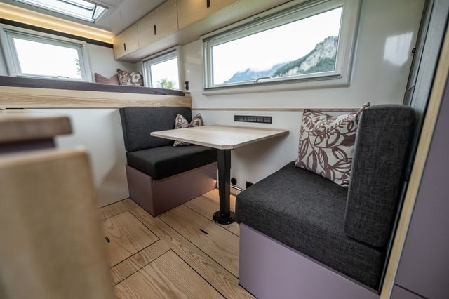 Grossdimensionierter Tisch Ideal für digitale Nomaden