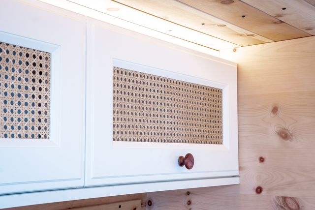 Kästchen mit Rattangeflecht-Verkleidung