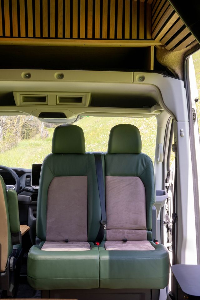 Drehbare Doppelsitzkonsole zum Wohnbereich gedreht