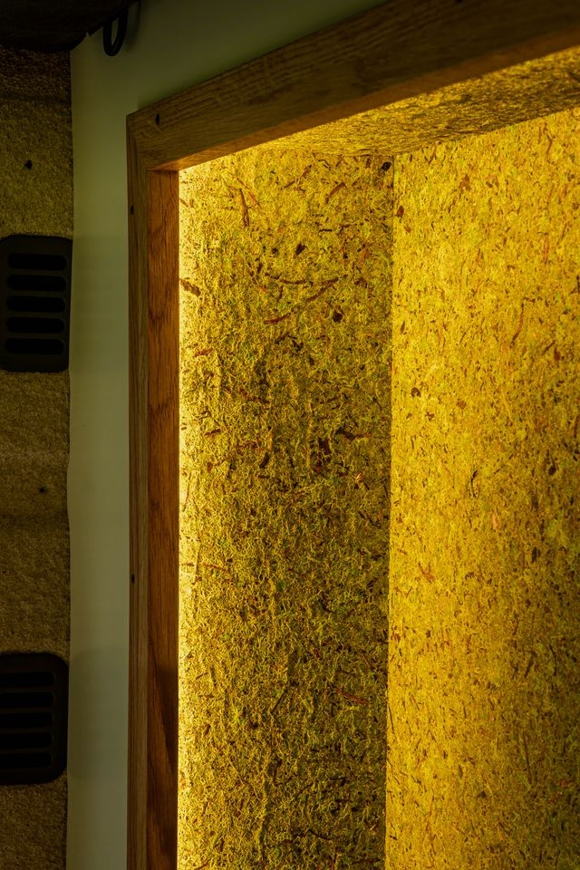 Detailaufnahme der Auskleidung der Longsleeper aus einem Material aus echtem Moos. Beleuchtet mit dimmbaren LEDs
