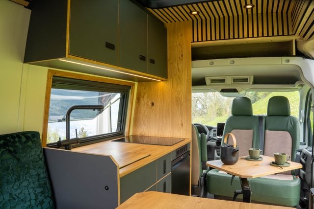 Gemütlicher Innenbereich mit extra Tisch