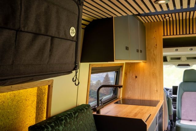 Camper Van Küche mit Spühlbecken und Induktionsherd